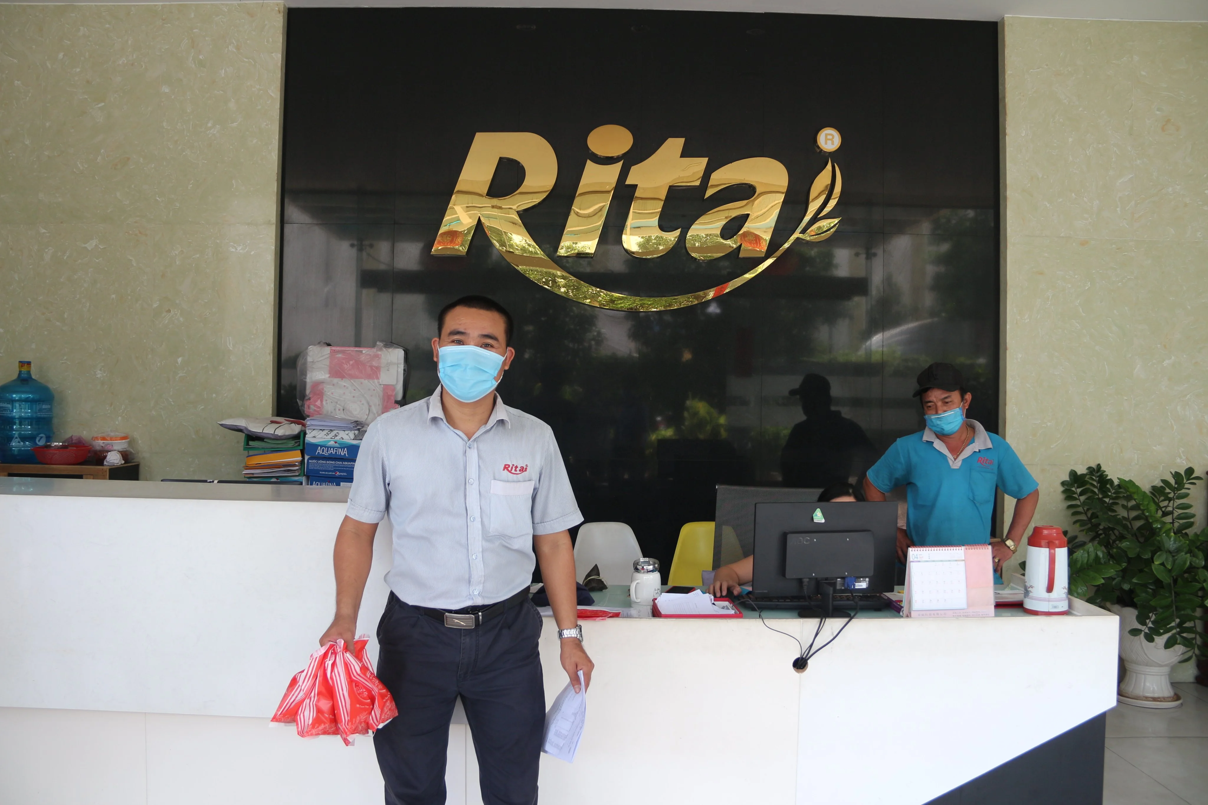 Nhân viên RITA nhận quà ngày tết đoan ngọ 2021