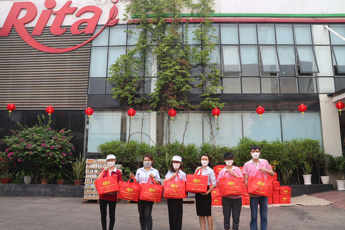 RITA GIVES SPECIAL GIFTS TO ALL EMPLOYEES ON THE OCCASION OF TET FESTIVAL 