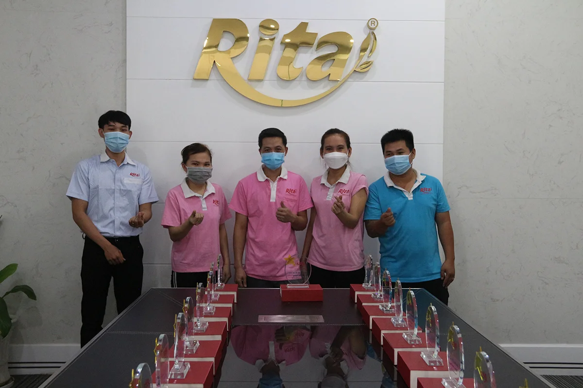 nhan vien xuat sac rita