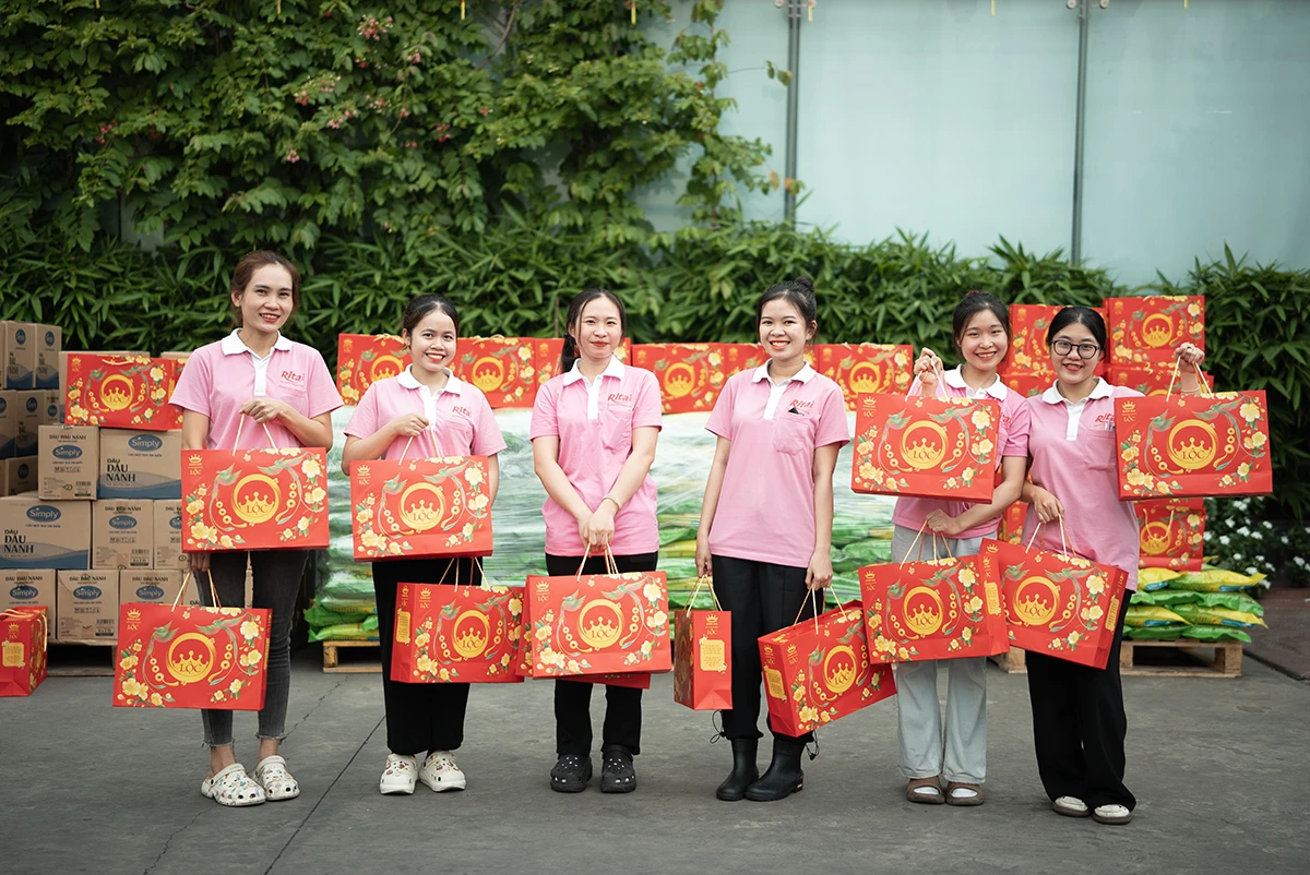 The Tet Gifts Conveying Practical Care 1