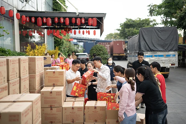 The Tet Gifts Conveying Practical Care 2