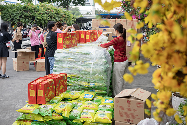 The Tet Gifts Conveying Practical Care 3