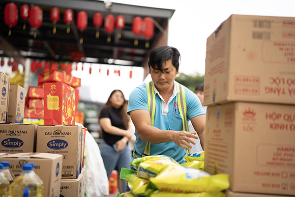 The Tet Gifts Conveying Practical Care 6